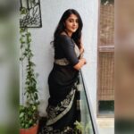 Kaniha Instagram - You just be you! The world will adjust. 🙂😊 #sareelove #blacksaree #beyou Chennai, India