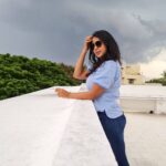 Kaniha Instagram – The grey skies ,the perfect breeze 
Gotta flash that smile and say thanks Universe

💙 Chennai, India