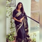 Kaniha Instagram - You just be you! The world will adjust. 🙂😊 #sareelove #blacksaree #beyou Chennai, India
