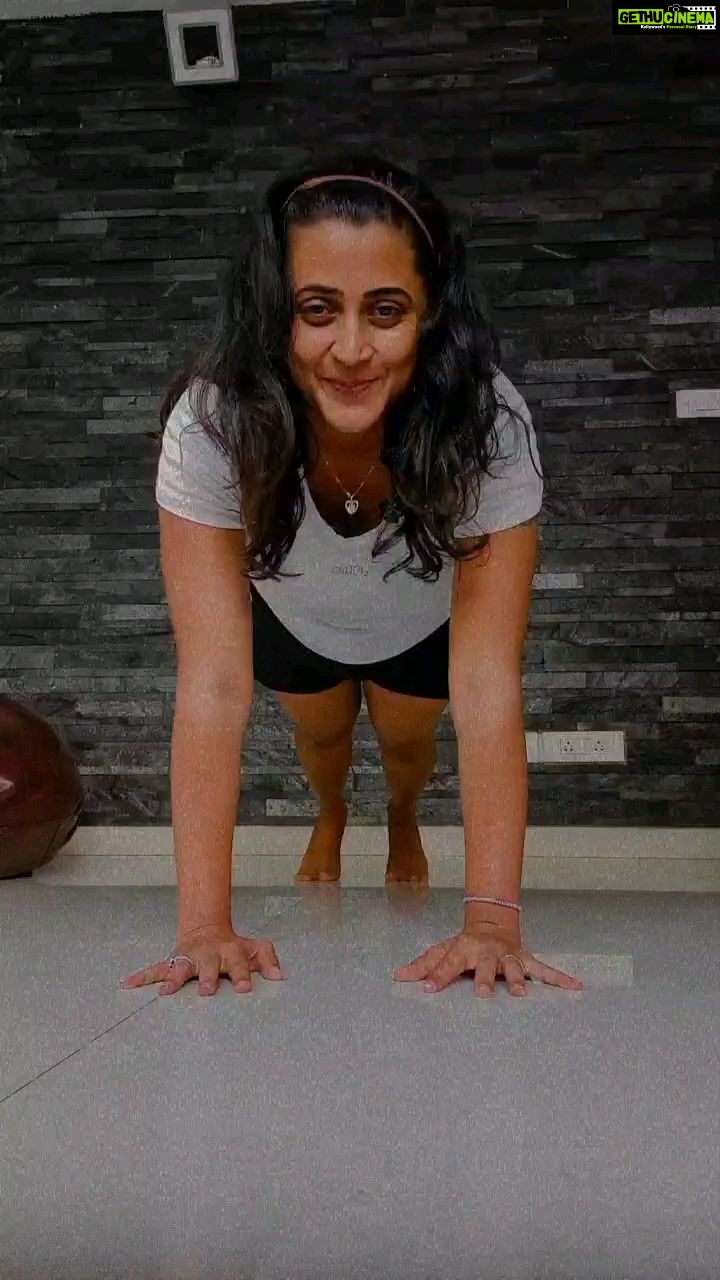 Kaniha Instagram - When i chanced upon this plank workout on insta I just felt like trying and as you can see I had fun. After all planks are my favorite😁😁 #plankchallenge #plankworkout #highplank #instareels #workoutfun #happyme #motivateeachother #inspireeachother Ps:for those who are planning to comment this is easy,this is peasy, this is nla bla etc I suggest instead you roll out your mat and do about 5 to 10 sets of this and strengthen your core😀😀