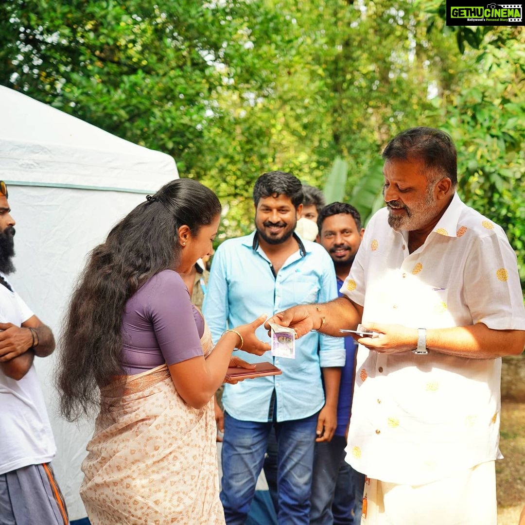 Kaniha Instagram - Blessed to be working on this special day of "Vishu" and Tamil New years day. My day only got extra special to receive my Vishu Kaineetam from Suresh ettan @sureshgopi in the sets of #paapan Thanks so much suresh etta for being such a kind,loving and humble co-star. ❤ #happyvishu #sureshgopi #kaineetam #paapan Erattupetta