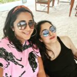 Kaniha Instagram - With the best of company! Good times always! 💕 @meramyakrishnan 😘😘😘 #beachvibes #beachlove #goodtimes VARU by Atmosphere