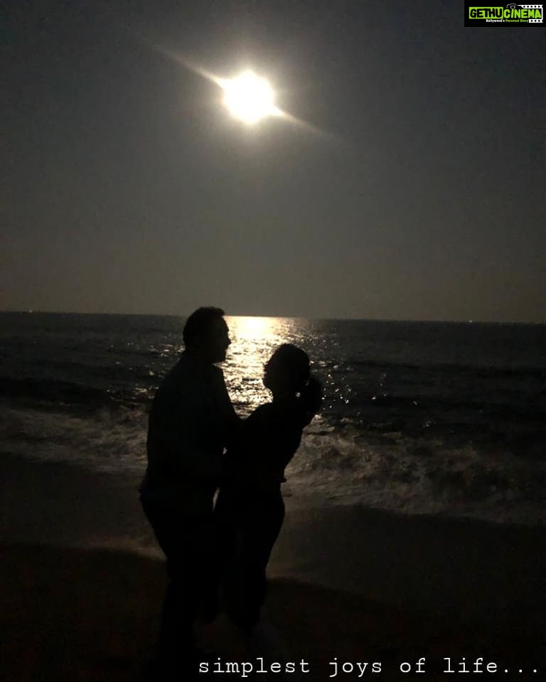 Kaniha Instagram - At times joys present itself in simplest ways.. We just gotta pause and enjoy the moment Everything else can wait! #moonlight #beach #simplejoys #friendsforever #silhouette #meandhim❤️ #cancerian #beachlove Chennai, India