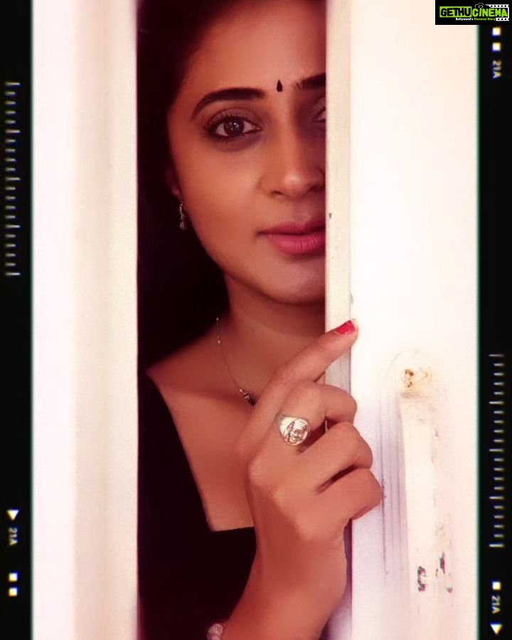 Kaniha Instagram - Paarvai ondre podhuma? #eyesdontlie ❣ Chennai, India