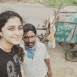 Kaniha Instagram - Not a fancy pic! Meet Mr Ramu , the corporation cleaner whose been serving my neighborhood for almost 2 years.. This morning when I was out on ma morning walk I just smiled and greeted him a genuine good morning and that got him in tears.He said noone has ever wished him in his life..He said," Amma I don't expect money or any materialistic things but just some humanity and warmth from the people I serve , which I seldom get. " Sometimes all it takes to make someone's day is something as simple as a genuine smile , a wish or a compliment. Ps: before all you start judging this pic,we were wearing masks and removed it for this picture moment! I initiated this pic .In my eyes he's a true celebrity .🥰 #picoftheday #kaniha #smallthingsmatter