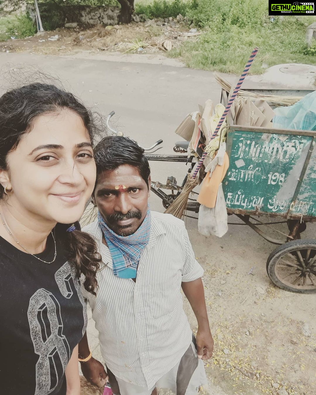 Kaniha Instagram - Not a fancy pic! Meet Mr Ramu , the corporation cleaner whose been serving my neighborhood for almost 2 years.. This morning when I was out on ma morning walk I just smiled and greeted him a genuine good morning and that got him in tears.He said noone has ever wished him in his life..He said," Amma I don't expect money or any materialistic things but just some humanity and warmth from the people I serve , which I seldom get. " Sometimes all it takes to make someone's day is something as simple as a genuine smile , a wish or a compliment. Ps: before all you start judging this pic,we were wearing masks and removed it for this picture moment! I initiated this pic .In my eyes he's a true celebrity .🥰 #picoftheday #kaniha #smallthingsmatter