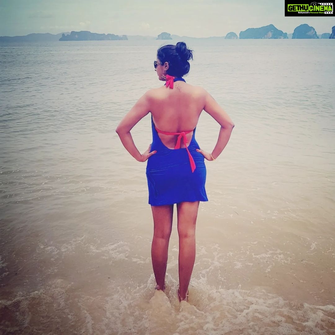 Kaniha Instagram - Yes I'm born in the amazing month of July..βοΈ Yes I'm a water sign.. π¦ Yes water is therapeutic for me.. Yes the ocean never ceases to amaze me!!ππ PS: No, I'm not on any vacay and this is one f my fav clicks from my gallery! #watersign #cancerzodiac #oceancalmsme #oceanlife #onelifeliveit #tbt