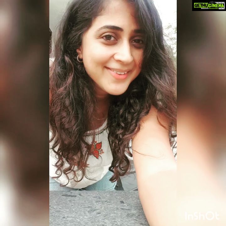 Kaniha Instagram - One of my fav songs❤ நான் போகிறேன் மேலே மேலே பூலோகமே காலின் கீழே விண்மீன்களின் கூட்டம் என் மேலே.. பூவாளியின் நீரைப்போலே நீ சிந்தினாய் எந்தன் மேலே நான் பூக்கிறேன் பன்னீர் பூப்போலே Chennai, India