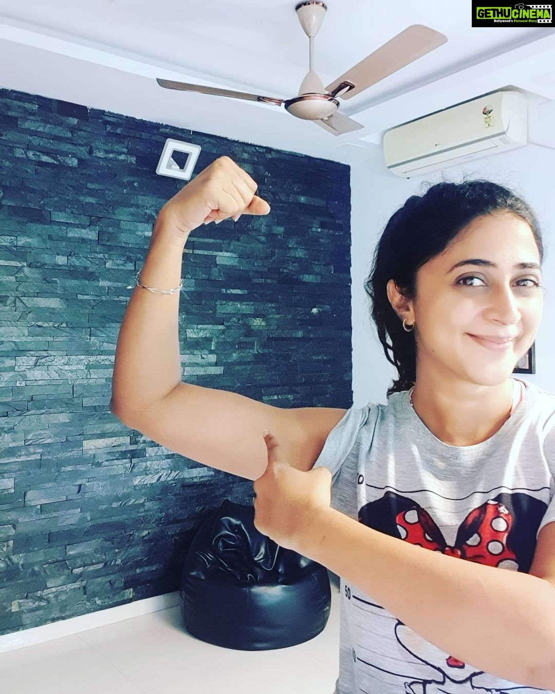 Kaniha Instagram - Small joys when you see results ⤠I've always loved a well toned body,not too skinny,not too muscular(It doesn't come without effort ofcourse!) Ive been against shortcuts and anything unnatural.. So consistent workouts and a bit of discipline, with a decent moderation of what I eat has helped me maintain the way I look! One of those happy mornings! āļøš
#kaniha #nopainnogain #stafit #f45neelankarai #stayhomestayfit