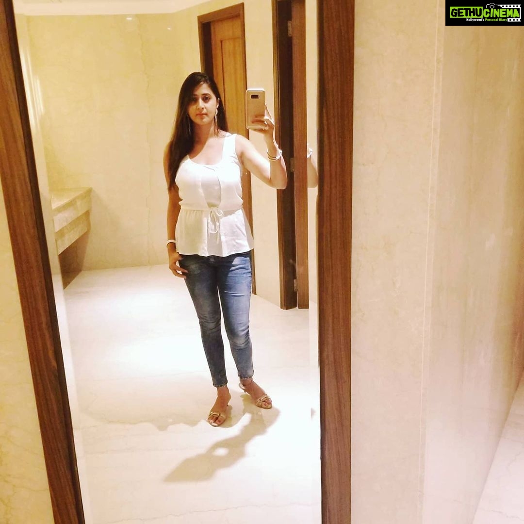 Kaniha Instagram - Happy Teacher's day to all the amazing teachers I've had in my life.We need to constantly keep learning and unlearning in order to adapt,grow and survive. The person I see in the mirror everyday is where I draw my strength from. She's not always right! Her mistakes teach me what not to do, her accomplishments teach me the right things to do! So here's to making more mistakes,learning, growing and pursuing happiness! Drop the ego,coz never know you could learn your life's valuable lesson from someone whom you least expect.. Pursue the little big things that keep you happy! #happyteachersday #kaniha