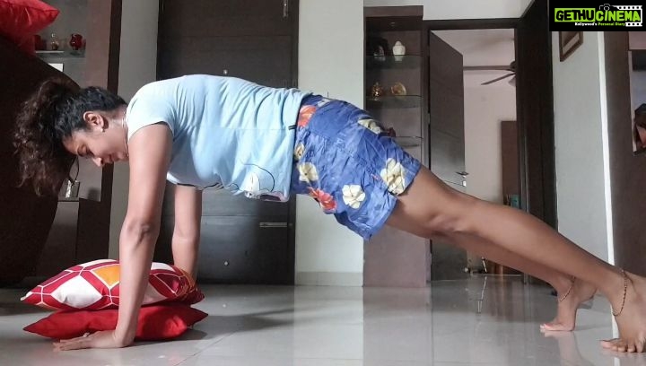 Kaniha Instagram - I hate push ups!! I have nothing personally against this workout đ its just that I could never get it, so I conveniently stayed away from it and started hating it. The more you run away from your fears ,it only piles up like a mountain. So here I am takin baby steps to face it and learn it at my own pace,I'm sure eventually some day I'll get there. I just got to be patient and have faith in myself. Thought I'd share this small joy with y'all although I know its not perfect. PS: Hopefully soon I shall execute a perfect push up and share with y'all. @f45_neelankarai thank you for being patient with me,some day I will make y'all proud đ #pushup #kaniha @bitsgoa_arc #bitsiansday