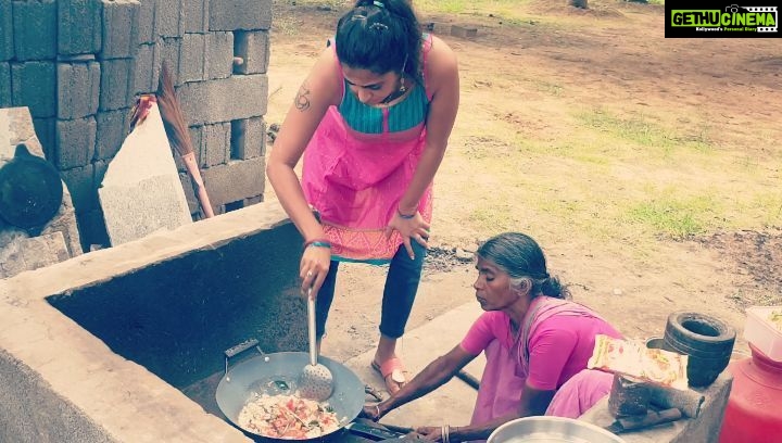Kaniha Instagram - Follow the link in my Bio for the Vlog. And don't forget to subscribe to my YouTube if you still haven't!! ❤ Youtube:Kanihashyam #kaniha #villagestylecooking #chickencurry Chennai, India