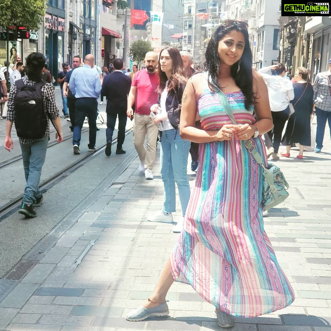 Kaniha Instagram - The best part of being on a holiday.. U dont realize its a monday.. Coz it feels like a weekend always 😁😉 How can I miss saying hello!! Day #3 @ Istanbul Turkey #vacation #istanbulturkey #turkey🇹🇷 #happyme Istiklal Street, Takseem, Turkey