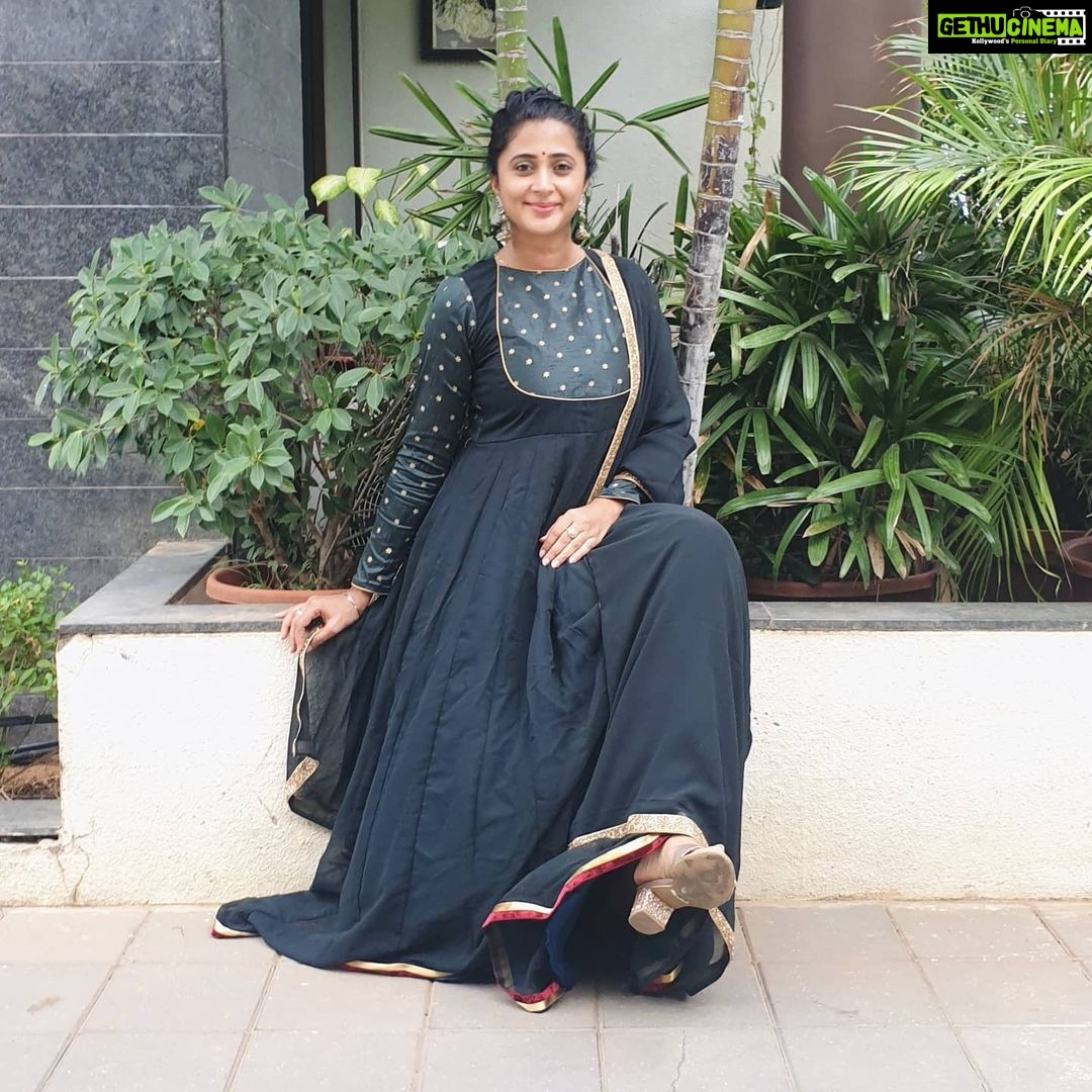 Kaniha Instagram - Beating the lockdown blues by wearing this elegant,classy, beautiful dark green georgette floor length Anarkali from @styledivalabel with embroidery detailing on chest and sleeves with maroon velvet and gold border on base !! The shawl is finished with gold beads border ! @styledivalabel I love how you put in that tender loving care and creativity into each and every dress you create. Loved wearing this ❤ Thank you so so much @anooshageorgesunoj #kaniha #styledivalabel