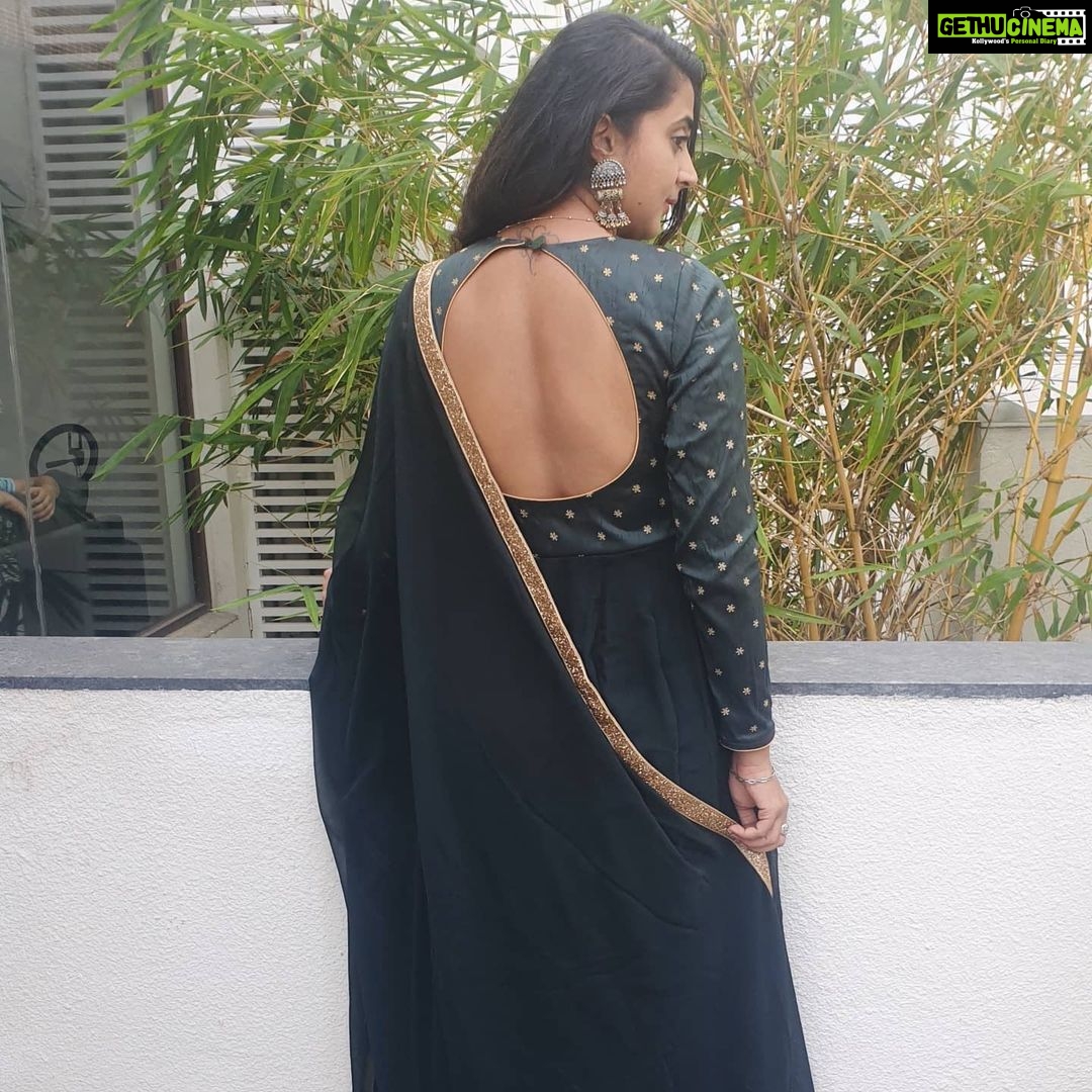 Kaniha Instagram - Beating the lockdown blues by wearing this elegant,classy, beautiful dark green georgette floor length Anarkali from @styledivalabel with embroidery detailing on chest and sleeves with maroon velvet and gold border on base !! The shawl is finished with gold beads border ! @styledivalabel I love how you put in that tender loving care and creativity into each and every dress you create. Loved wearing this ❤ Thank you so so much @anooshageorgesunoj #kaniha #styledivalabel
