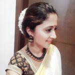 Kaniha Instagram - One of my fav looks Clad in a saree Knotted hair with a Strand of flower Those Jhumkas Bindhi and kajal A simple look that never goes wrong. ❤ #kaniha #sareelover #keralasaree