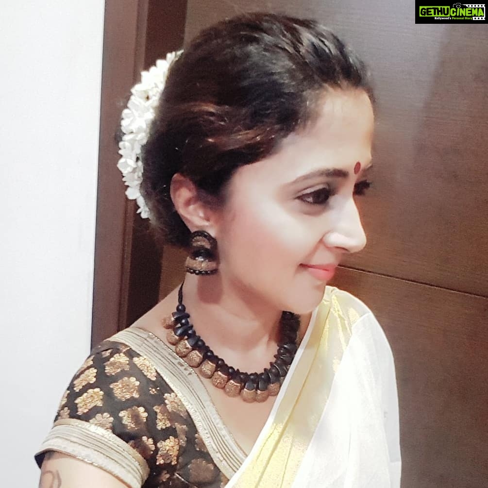 Kaniha Instagram - One of my fav looks Clad in a saree Knotted hair with a Strand of flower Those Jhumkas Bindhi and kajal A simple look that never goes wrong. ❤ #kaniha #sareelover #keralasaree