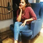 Kaniha Instagram - Dubbing is truly an art. An art close to my heart. Making Characters come back to life. This one is very special coz it's for my Tamil film "Yaadhum oore yaavarum kelir" Had so much fun learning The srilankan slang ❤ #kaniha #lifeofanactor