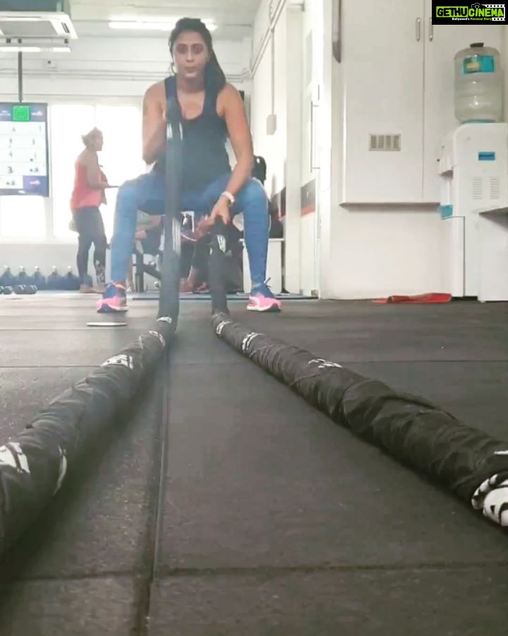 Kaniha Instagram - Although I try hard to escape this workout , I misss the sound of these battle ropes. Miss the floor. Miss those happy faces. Missing you @f45_neelankarai ❤ #battleropesworkout #f45trainingneelankarai #f45training #kaniha #battleropes F45 Training Neelankarai