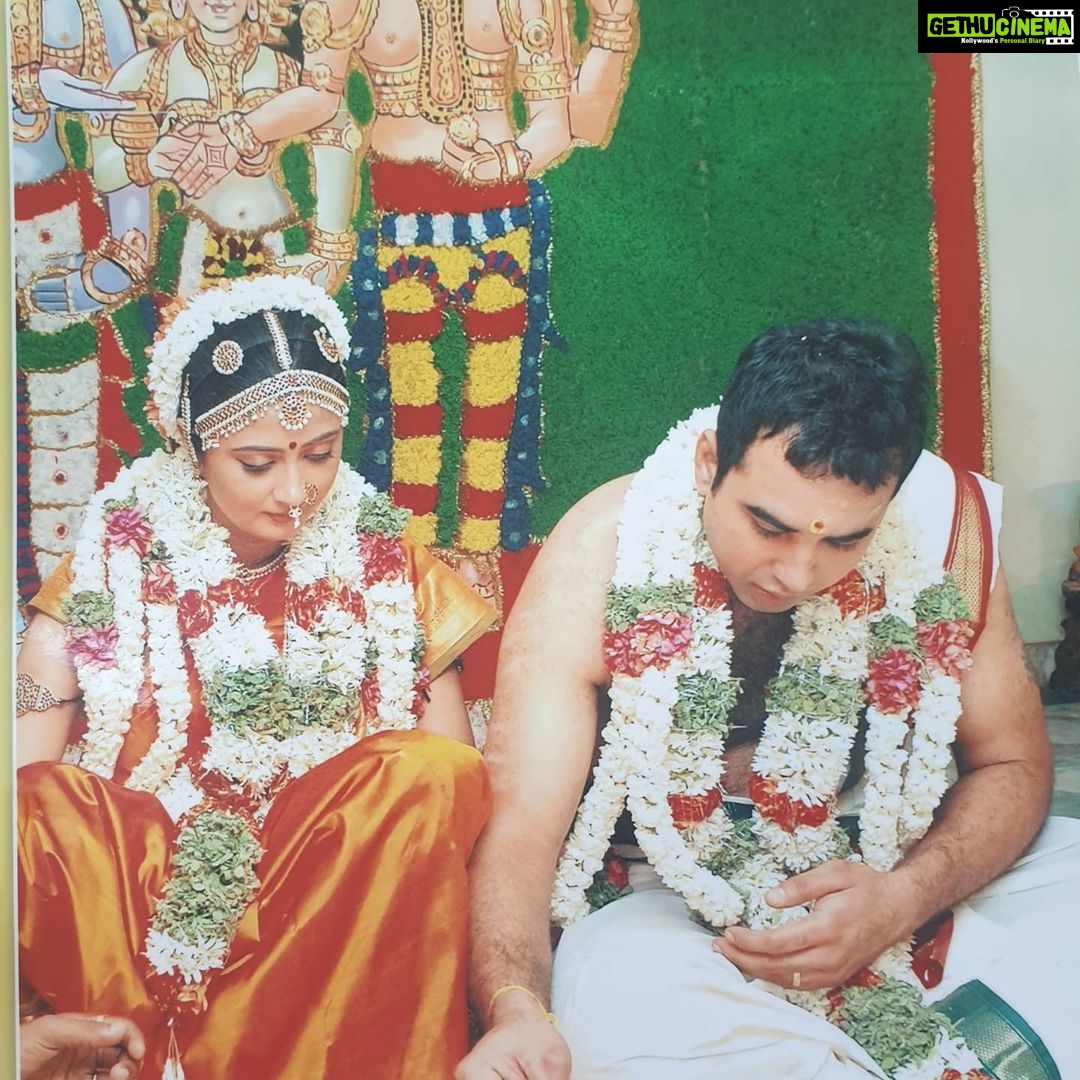 Kaniha Instagram - Couple of hours just flew by as I sat there flipping through all my albums.The pleasure of flipping thru each page is so hard to describe as it brings back a flurry of memories.Digital albums dont stand a chance. These are few of my fav moments. Yes like most of the brides I too cried on my wedding as he tied the knot..gawd it was so emotional.. Why dont y'all dust out and pull out your albums and share your fav pic/moment from your wedding album. All you single peoplesssss get hitched sooon ðŽðĪŠðð Tag me coz only then I'll get to see them. âĪ #weddingalbum #kaniha