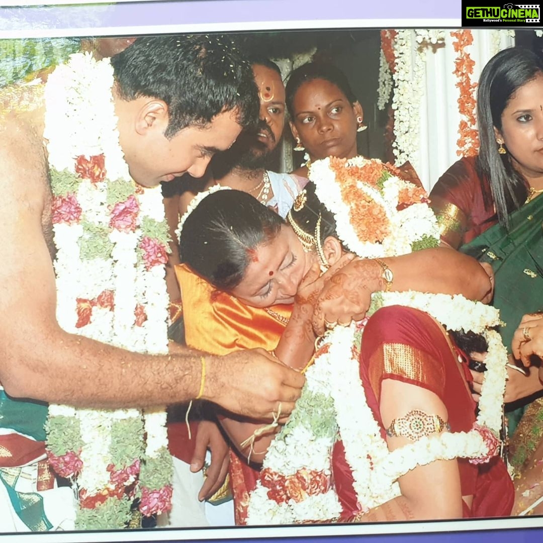 Kaniha Instagram - Couple of hours just flew by as I sat there flipping through all my albums.The pleasure of flipping thru each page is so hard to describe as it brings back a flurry of memories.Digital albums dont stand a chance. These are few of my fav moments. Yes like most of the brides I too cried on my wedding as he tied the knot..gawd it was so emotional.. Why dont y'all dust out and pull out your albums and share your fav pic/moment from your wedding album. All you single peoplesssss get hitched sooon ðŽðĪŠðð Tag me coz only then I'll get to see them. âĪ #weddingalbum #kaniha