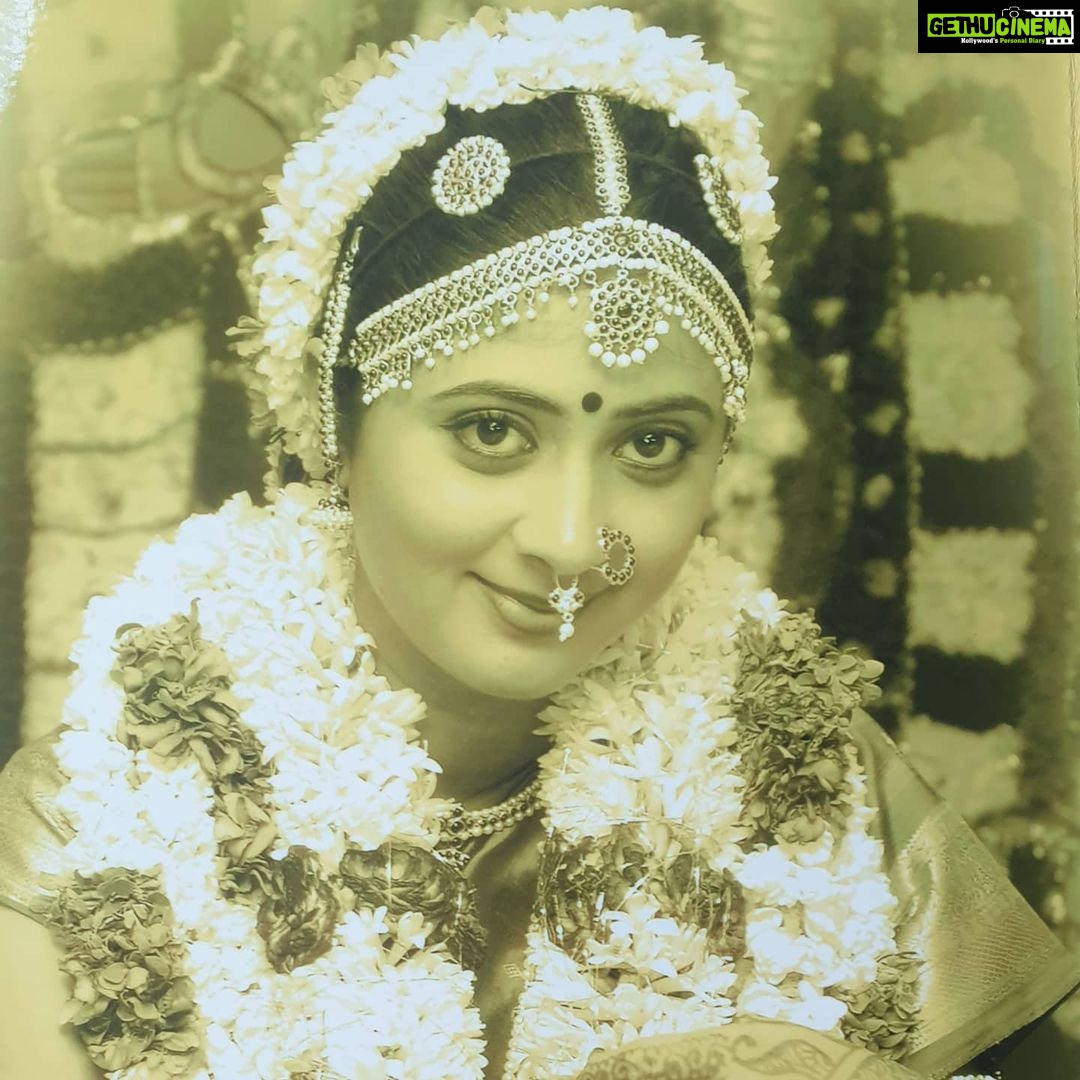 Kaniha Instagram - Couple of hours just flew by as I sat there flipping through all my albums.The pleasure of flipping thru each page is so hard to describe as it brings back a flurry of memories.Digital albums dont stand a chance. These are few of my fav moments. Yes like most of the brides I too cried on my wedding as he tied the knot..gawd it was so emotional.. Why dont y'all dust out and pull out your albums and share your fav pic/moment from your wedding album. All you single peoplesssss get hitched sooon ðŽðĪŠðð Tag me coz only then I'll get to see them. âĪ #weddingalbum #kaniha