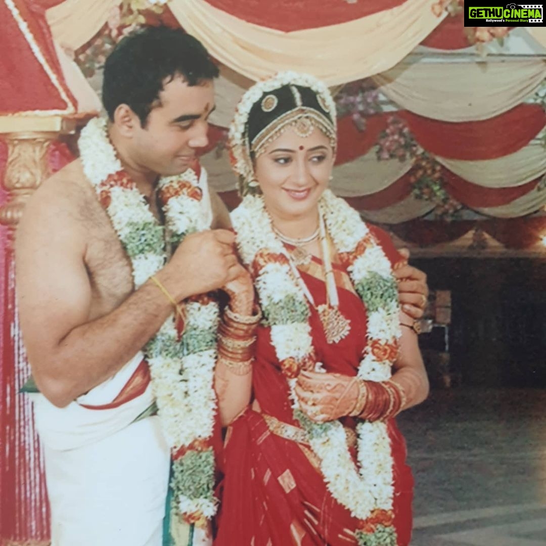 Kaniha Instagram - Couple of hours just flew by as I sat there flipping through all my albums.The pleasure of flipping thru each page is so hard to describe as it brings back a flurry of memories.Digital albums dont stand a chance. These are few of my fav moments. Yes like most of the brides I too cried on my wedding as he tied the knot..gawd it was so emotional.. Why dont y'all dust out and pull out your albums and share your fav pic/moment from your wedding album. All you single peoplesssss get hitched sooon ðŽðĪŠðð Tag me coz only then I'll get to see them. âĪ #weddingalbum #kaniha