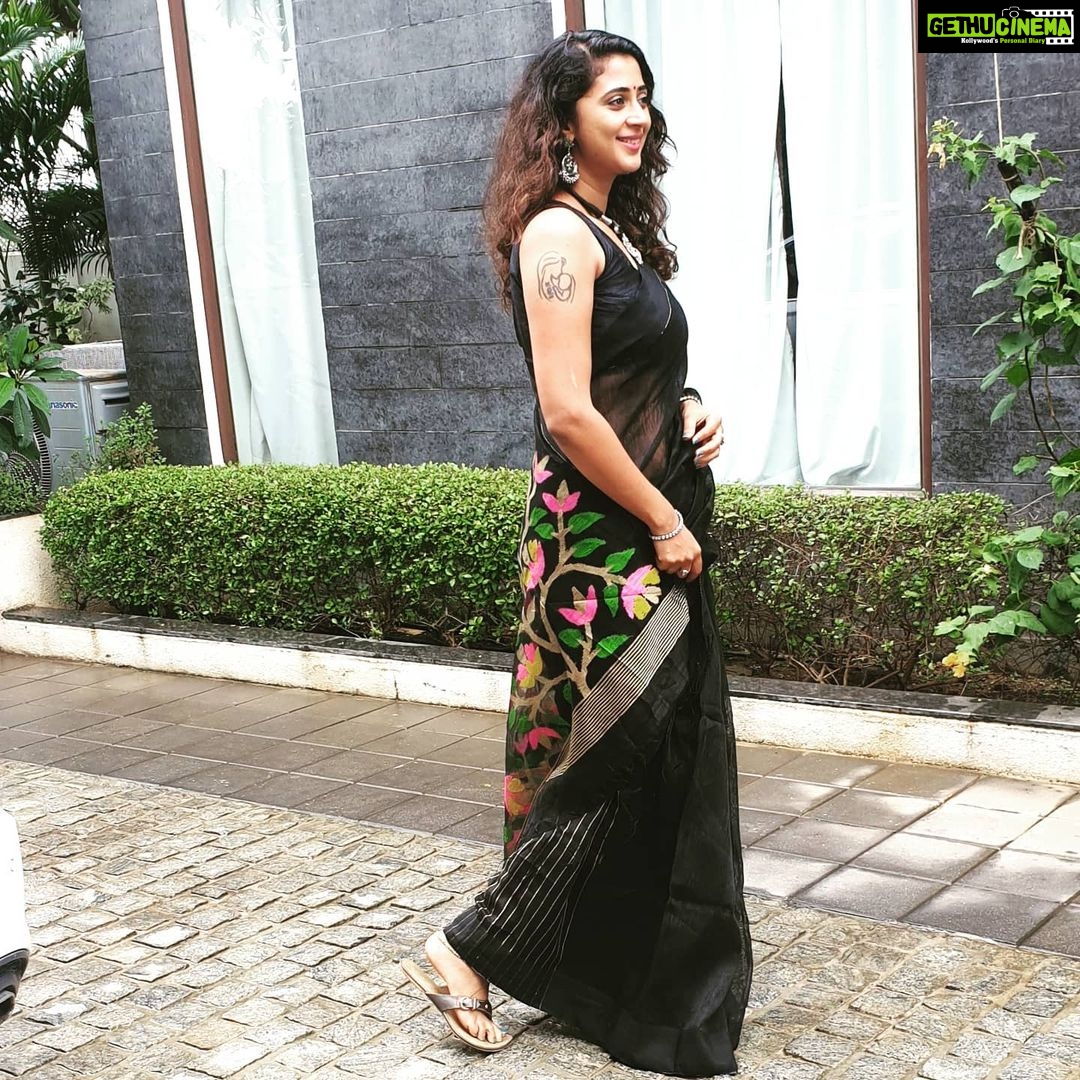 Kaniha Instagram - I have a small list of the things I wanna do once the lockdown ends. Going out and eating my favvvv Biryani is one of it lol𤣠What's the top 3 on your list. Leave it in the comments I'd love to read. @inde_loom #kaniha #tbt #stayhome Ps:This is an old pic Home Sweet Home