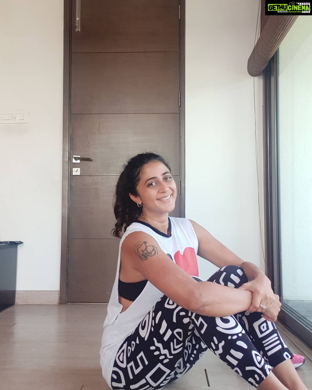 Kaniha Instagram - Sundays used to be a sign of relief where we all used to look forward to staying home and spending time with our family,eat yummy home food,watch TV,play etc Now everyday is a Sunday for all of us.. Here's wishing y'all a Happy Sunday ❤ We're all in this together. #stayhome #staysafe #familybonding #positivevibes