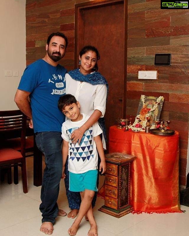 Kaniha Instagram - Simply coz I miss being a family❤ Waiting for the uncertainty that surrounds us to unfold and end soon. Whenever you feel gloomy, bored or anxious 1)call your loved ones and have a hearty laughter.video call your schoolmates ,collegemates time to bridge the gaps that our busy lives created. 2)do some basic home workouts..it releases endorphins which will trigger a positive feeling. 3)follow your hidden passion..cooking,art,singing,it could be anything just get ur creativity quotient kindled.its very rewarding. 4)when you feel low hug your mother next to you or your child next to you or your spouse.hold hands and cherish the togetherness...it releases happy hormones. That's the best medicine for a state of well being now .. #staystrong