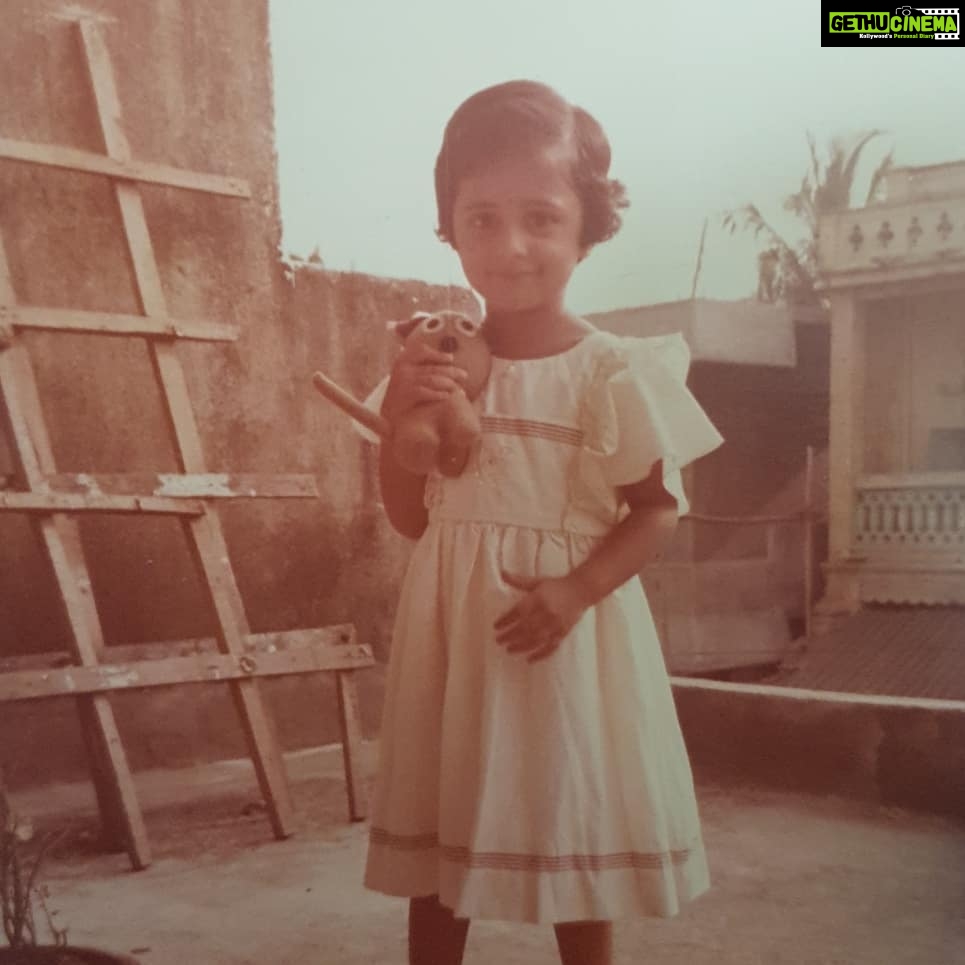 Kaniha Instagram - Growing up in the 80s was so blissful.. Grew up with just a handful toys Play time meant outdoor fun Gadgets dint rule our lives We still hold those Moral values way highup above other things. On the whole life seemed so simple. Happiness dint come with a price.. Aaahh hugs to all those 80s kids β€π€β€ Only we know what this generation is misssing Leave me a π€ if you relate to this. #80skid #nostalgia #childhoodmemories #kaniha Chennai, India