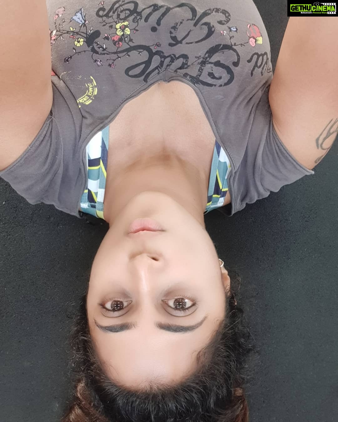 Kaniha Instagram - Workout for the day done..😶 Re Starting after a long break is always the hardest part. I'm glad I dragged myself to work out.. Amongst all those 2020 resolutions I urge y'all to commit yourself to fitness & let fitness become part of your lifestyle. @f45_neelankarai thanks for being my happy place .💕 #kaniha #positivevibes #stayfit F45 Training Neelankarai