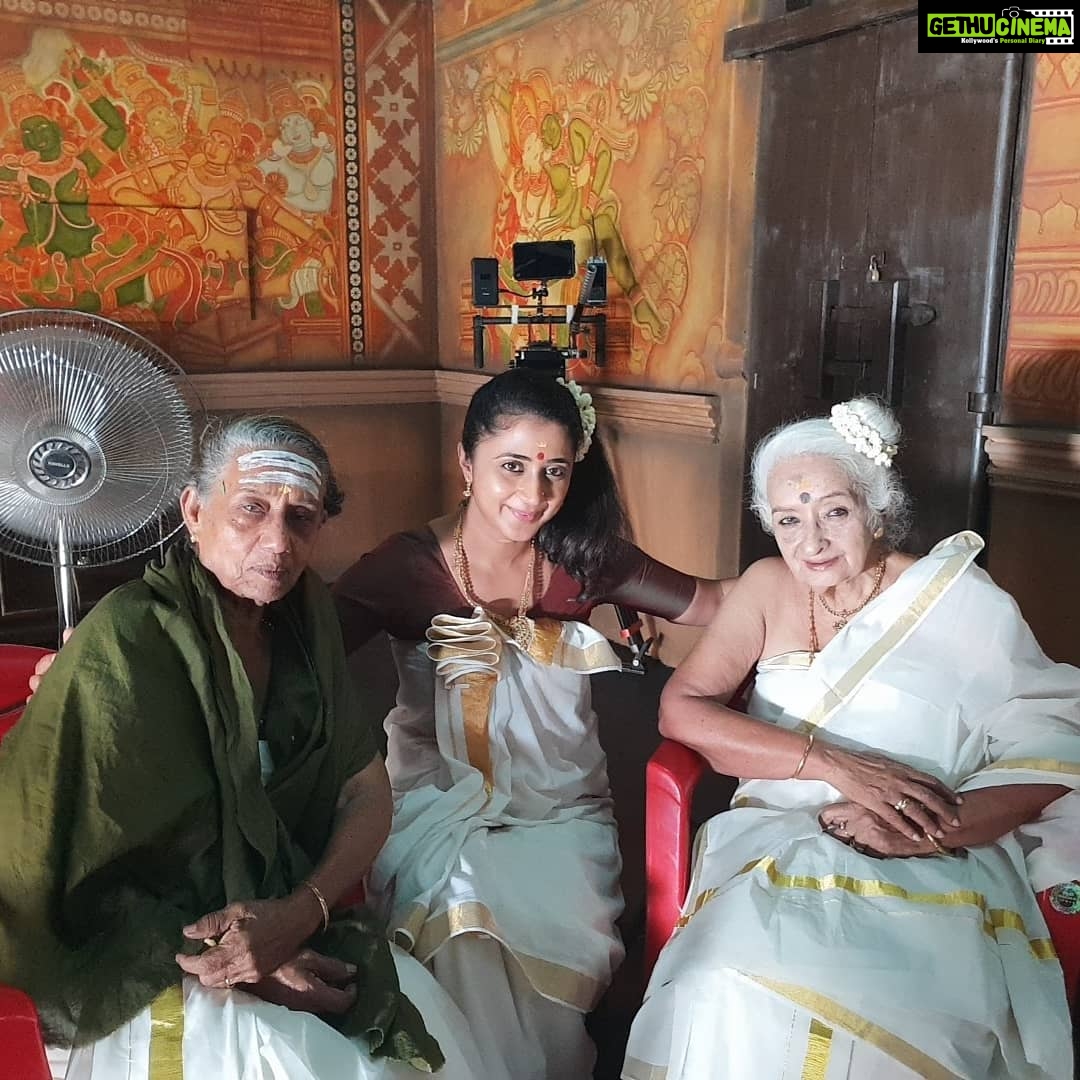 Kaniha Instagram - From.the sets of Maamankam❤ with Nilambur Ayisha amma and Valsala Menon amma. Their love,discipline and passion for cinema at this age gives me goosebumps. So much to learn.. The best thing about life is every day is a new opportunity to learn and unlearn 🤗 #kaniha #maamankam #Malayalmcinema @mamangam_themovie Chennai, India