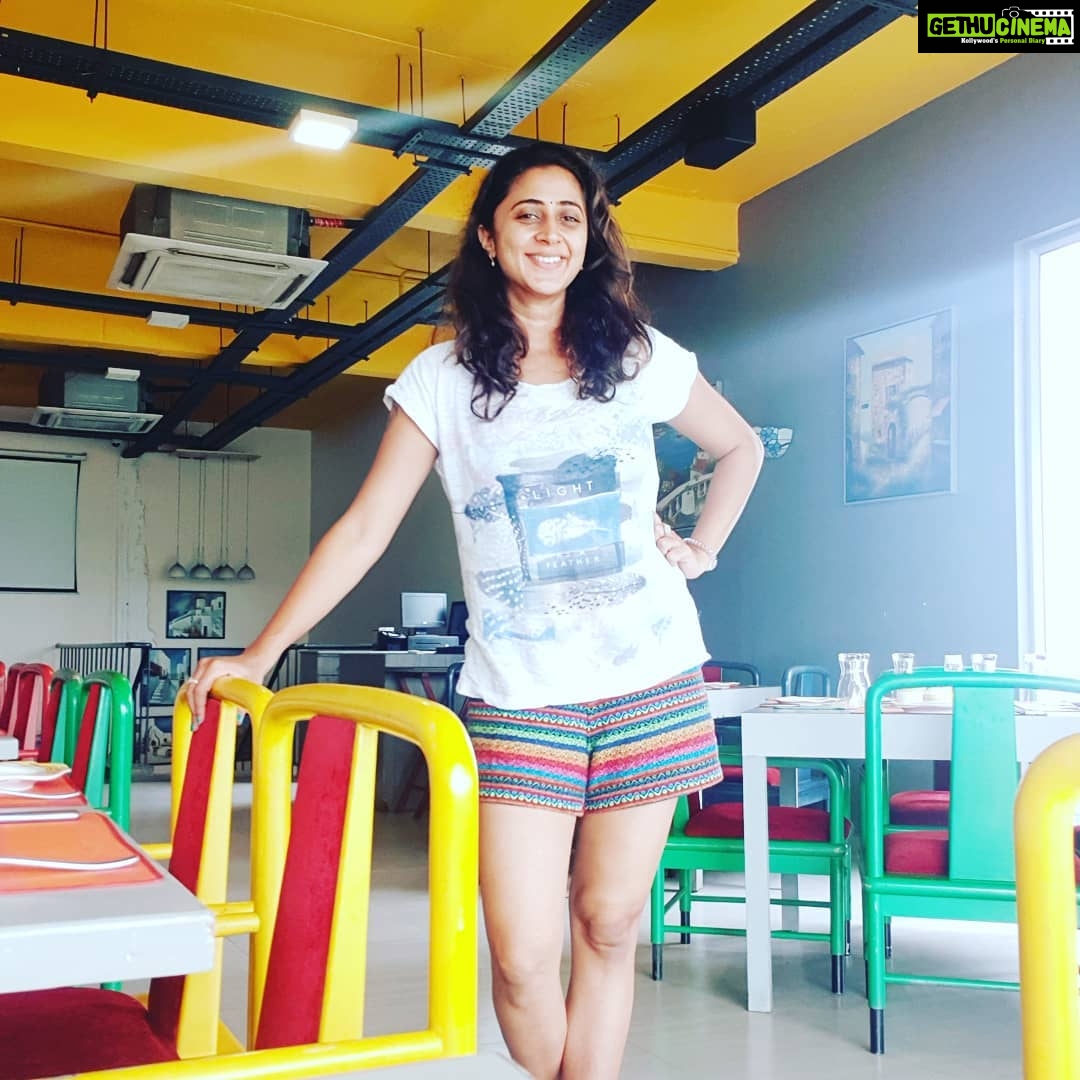 Kaniha Instagram - Sometimes the smallest and simplest things in life give us immense joy.. It is of these smallest joys and lil pleasures our happiest days are made.. I'm feeling happy today..๐ค๐ค Sprinkling some happiness dust๐ #kaniha #positivevibes Tuscana Pizzeria