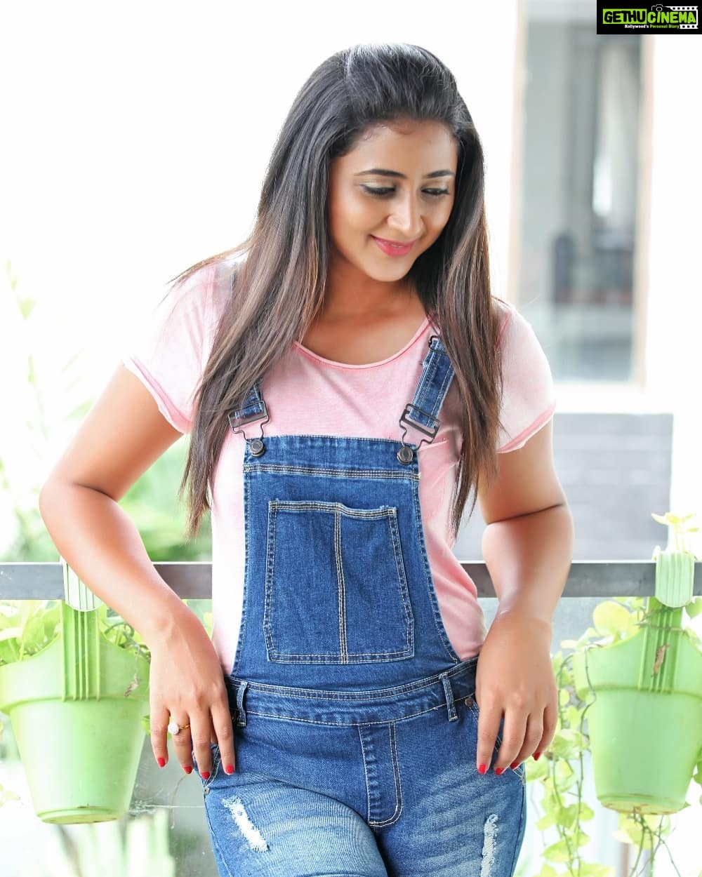 Kaniha Instagram - "Believe in what you do Do what you believe in." #positivethinking #positivevibes #kaniha #denimlove Chennai, India