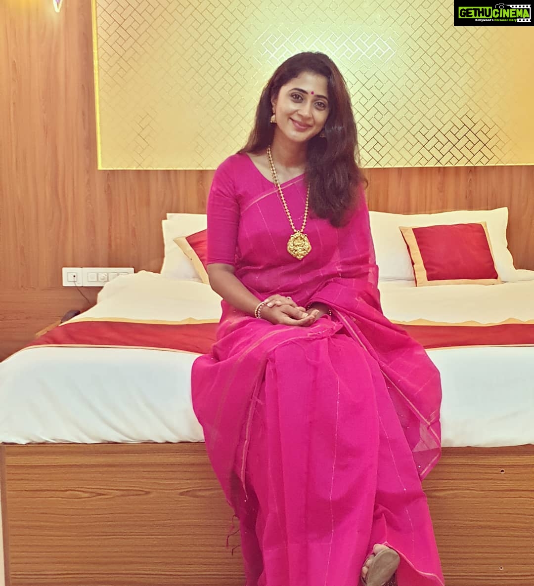 Kaniha Instagram - Invest your energy,time,thoughts in the right people and right things. Else you'll see no growth.❤ Sending Positive vibes from Guruvayoor 🙏 #kaniha #positivethinking #beyourself #bestrong Guruvayur