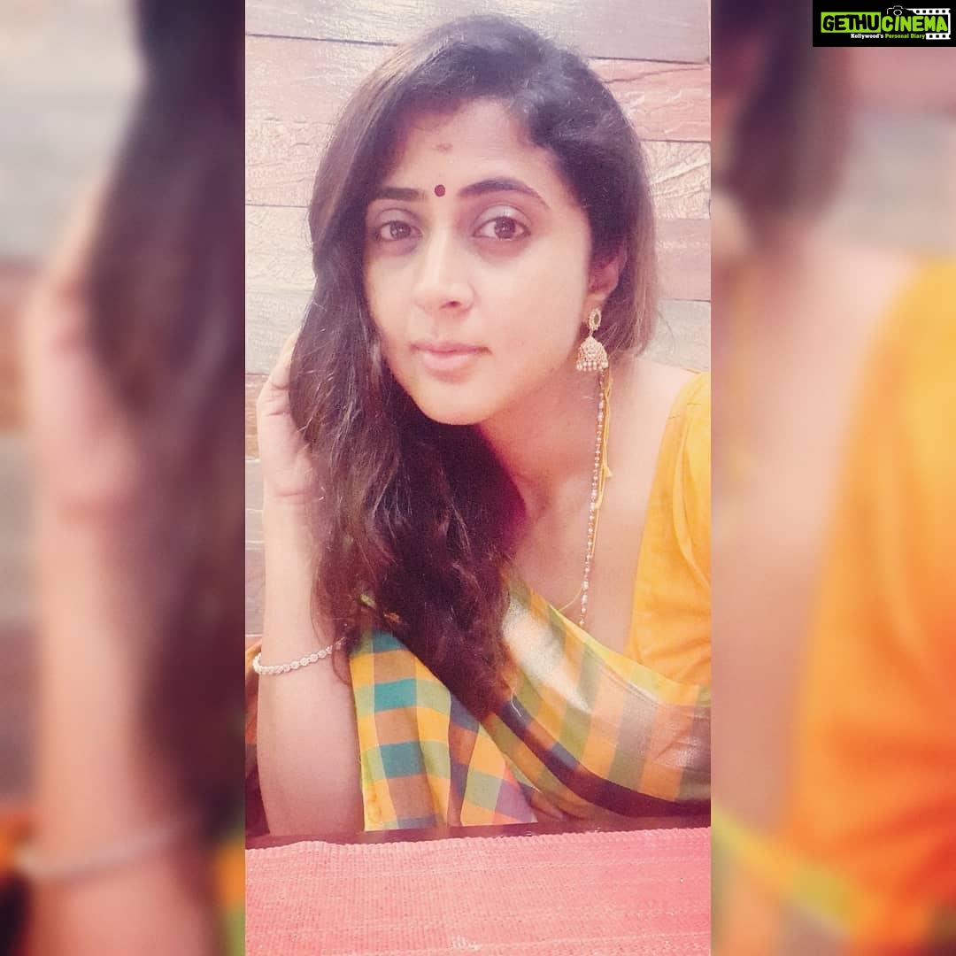 Kaniha Instagram - "Don't worry about things you cannot control.Fear is toxic.It blinds your world. Shift that energy to what you can create." Have a lovely day ❤ Keeping it simple as always🤗 Chennai, India