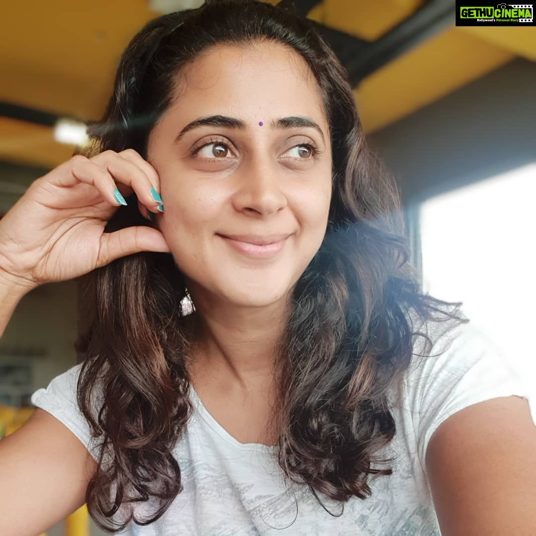Kaniha Instagram - Sometimes the smallest and simplest things in life give us immense joy.. It is of these smallest joys and lil pleasures our happiest days are made.. I'm feeling happy today..๐ค๐ค Sprinkling some happiness dust๐ #kaniha #positivevibes Tuscana Pizzeria