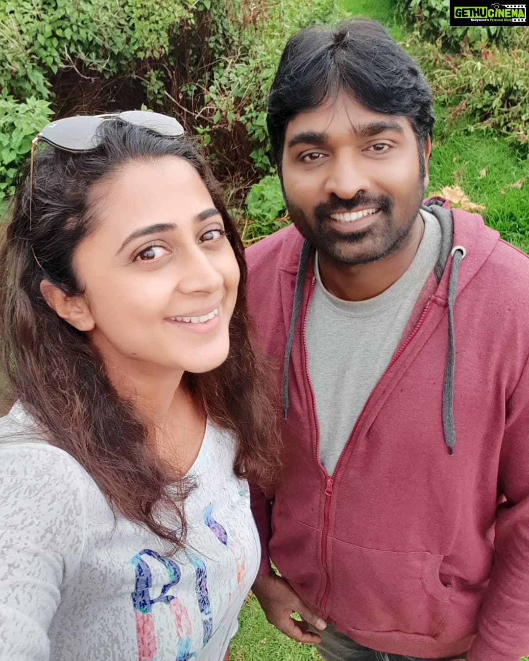 Kaniha Instagram - Dream come true.. Definitely happy moments for the actor and fan girl in me.. @actorvijaysethupathi #fangirl #kaniha Poombarai