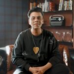 Karan Johar Instagram - Believe me, when I say opposites attract - it’s true! Because about relationships, I know a thing or two!💁🏻‍♂️ Jis mein ho thoda desi, thoda videsipan. Jahan mile apnapan aur duniya bhar ka fun. So, look no further doston! If you still haven’t found the perfect match? Log on to desividesijodi.com #Ad #Partnership