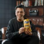 Karan Johar Instagram - Guys, stop this troll Ab khul gayi hai pol Don't miss the chatpata twist! Cheesy Videsipan meets Indian Chatpatapan Try the new @kurkuresnacks Chatpata Cheese - a unique match that’s two much fun! #KurkureChatpataCheese #VidesiMeinDesiChatpatapan #AbLagaMasala #Partnership #ad