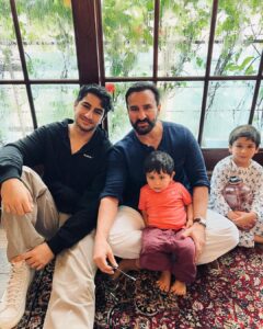 Kareena Kapoor Instagram - Can you find a better looking gang of boys? Hmmmmmmmmm ♥️♥️♥️♥️♥️ #Saifu @______iak______ , Tim and Jeh baba ♥️
