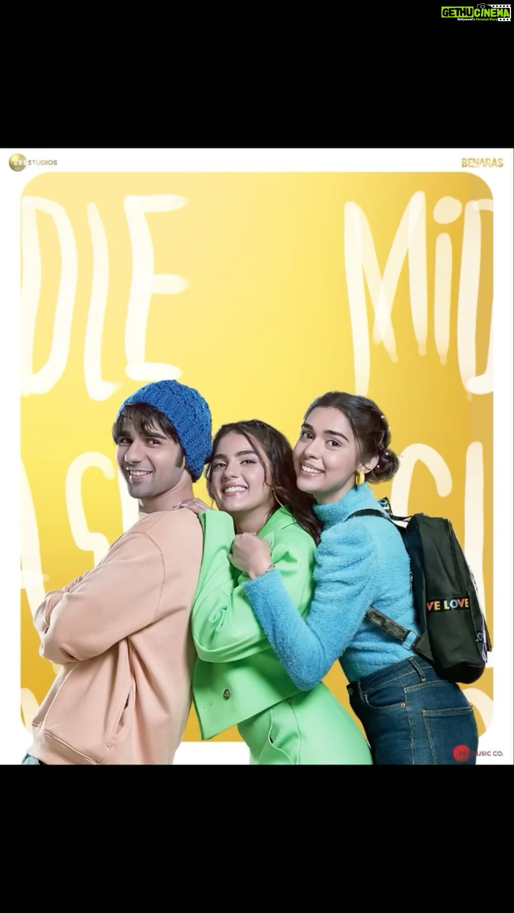 Kavya Thapar Instagram - POV: We are on cloud nine after receiving itna saara pyaar for Middle-Class Love. π #MiddleClassLove Trailer Out Now! In cinemas, 16th September 2022. Link in bio @ratnabsinha @anubhavsinhaa @pritkamani @eishasingh @kavyathapar20 #ManojPahwa @sapnasand22 @bhumikadedhia @omi_my.homie @khan_junaid_official @realhimesh @dhrubdubey @sagarrshirgaonkar @benarasmediaworks @zeestudiosofficial @zeemusiccompany β¨ India