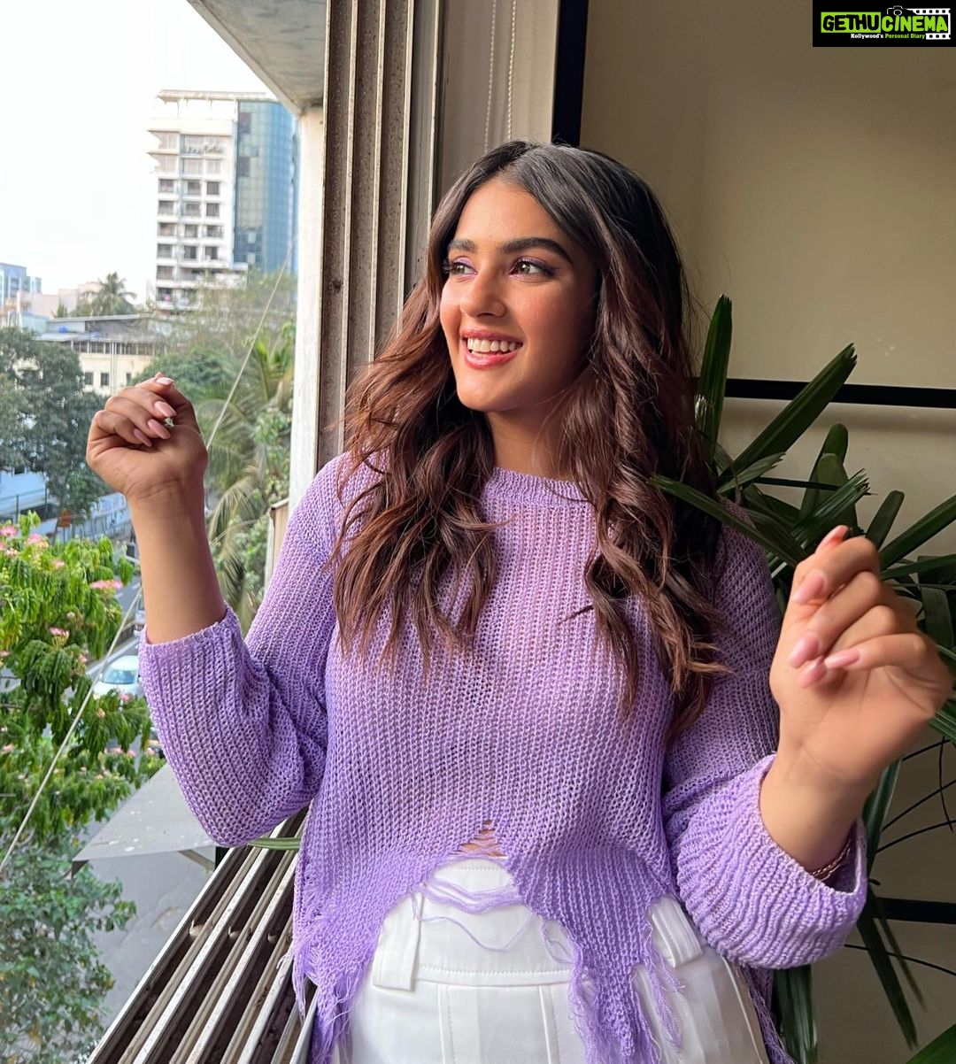 Kavya Thapar Instagram - Just me, laughter and Mumbai traffic 🍭🚦 Runway Lifestyle