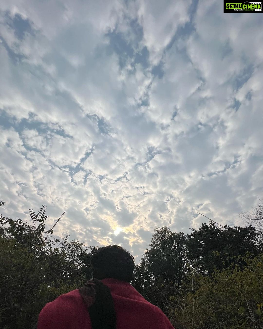 Kavya Thapar Instagram - Days like these that breathe the life back into me.. ॐ Guru 🙏❤️ Anant Dham