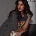 Kavya Thapar Instagram - “ Change is never easy but possible. “ Hair and makeup by @sakbagasramua Styled by @kaurseerat Shot by @studiodenz . . . . . . . . . . . . . . . . . . . . . . . . . . . . . #actress #model #fashion #photography #cute #happy #photoshoot #instadaily #funny #fashionmodel #instagood #instadaily #potrait #instagram #trend #lifestyle #insta #music #bollywood #picoftheday #movies #kavyathapar #kavyathapar20 #look #lookbook #style #smile #loveyourself #ootd #whatimwearing #ootdindia Mumbai, Maharashtra