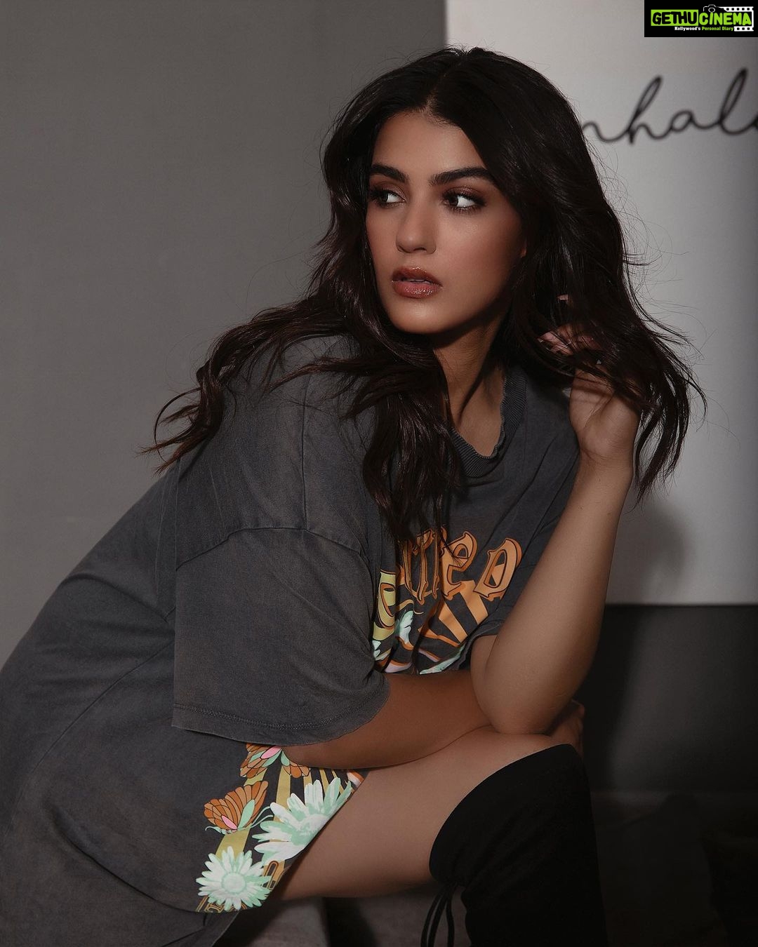 Kavya Thapar Instagram - “ Change is never easy but possible. “ Hair and makeup by @sakbagasramua Styled by @kaurseerat Shot by @studiodenz . . . . . . . . . . . . . . . . . . . . . . . . . . . . . #actress #model #fashion #photography #cute #happy #photoshoot #instadaily #funny #fashionmodel #instagood #instadaily #potrait #instagram #trend #lifestyle #insta #music #bollywood #picoftheday #movies #kavyathapar #kavyathapar20 #look #lookbook #style #smile #loveyourself #ootd #whatimwearing #ootdindia Mumbai, Maharashtra