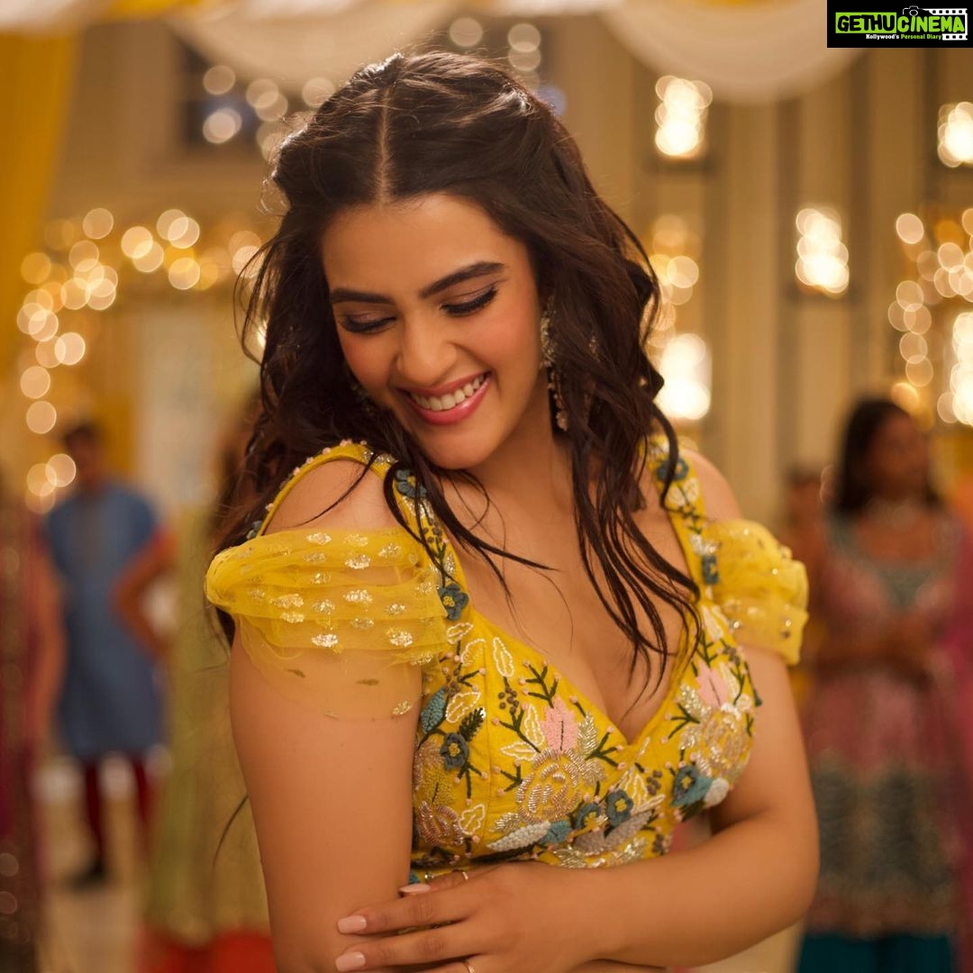 Kavya Thapar Instagram - #gorachittarang out now. Link in bio 🥰💛🌼 Mumbai, Maharashtra