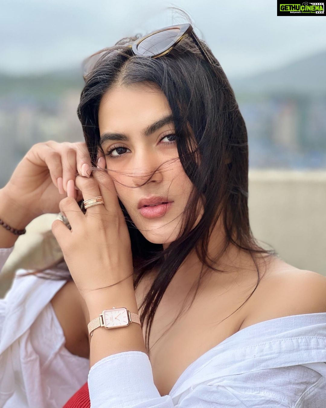 Kavya Thapar Instagram - @danielwellington ’s End of Season Sale is now live! YES, you read that right. Check out their exciting sale of up to 30% off on selected watches and use my code “KAVYA15” to get extra 15% off on their website ⌚️❤️ #ad #danielwellington #dwindia Mumbai, Maharashtra