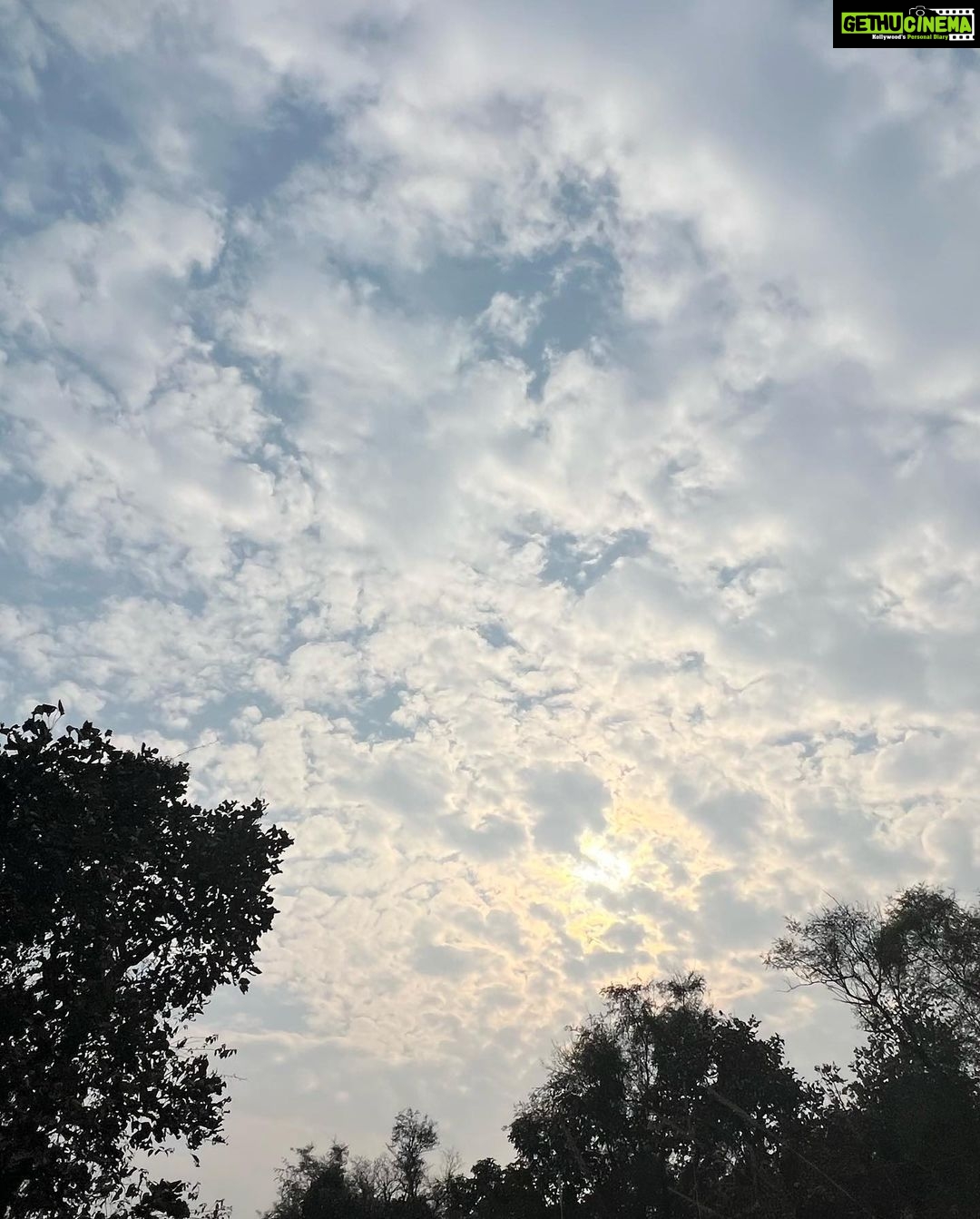 Kavya Thapar Instagram - Days like these that breathe the life back into me.. ॐ Guru 🙏❤️ Anant Dham